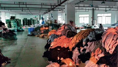 广东某外贸服装供应商工厂里积压着大批可直接出口的成品服装  图片来源：受访者提供