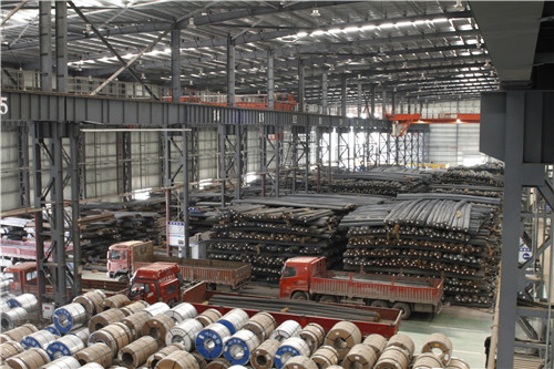 果园港大宗商品交易中心堆放的钢材 谢力 摄