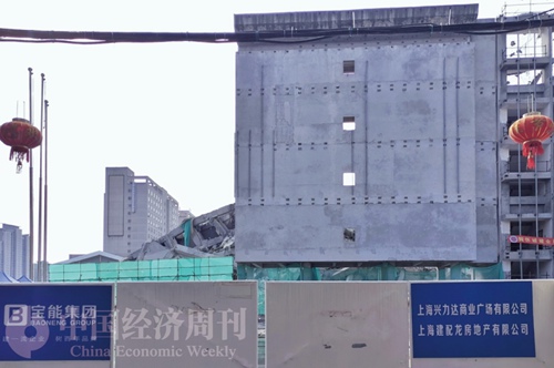 爆破拆除的施工地门外贴着宝能集团的标识  摄影：《中国经济周刊》记者 王雨菲
