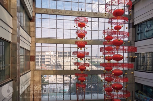 从百联中环商场内即可看到窗外近在咫尺的爆破现场  摄影：《中国经济周刊》记者 王雨菲