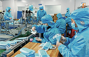 34. 2020 年4 月2 日，湖南省邵阳市医疗器械公司员工在无菌车间生产医用囗罩。