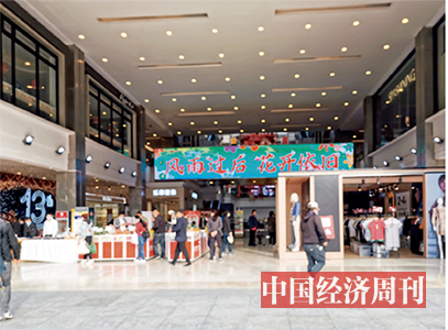 92 -2百联中环购物中心仍在照常营业，并且客流量不减。