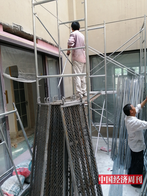 张华（化名）的工友在搭建脚手架 《中国经济周刊》记者 陈一良 摄