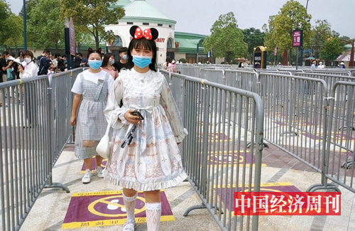 戴米妮头饰入园的游客 摄影：中国经济周刊记者 王雨菲
