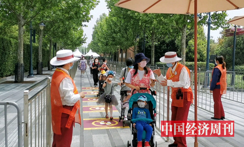 很多家长带着小朋友入园 摄影：中国经济周刊记者 王雨菲