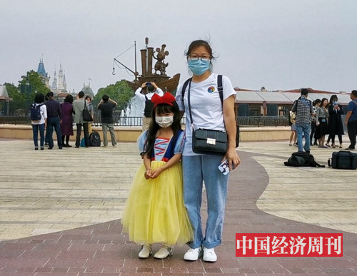 一位小姑娘把自己打扮成白雪公主入园游玩 摄影：中国经济周刊记者 王雨菲