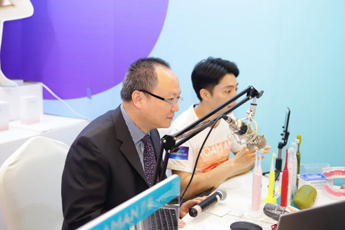 广东省商务厅副厅长陈越华在1688直播间"云卖货"(阿里供图)