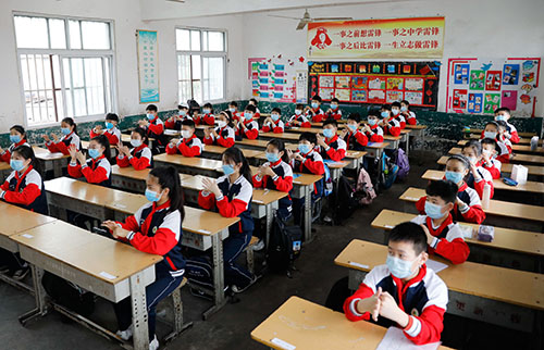 32-1 河南省宝丰县102所小学五、六年级开学复课。学生们的座位之间都保持一米以上的安全距离。