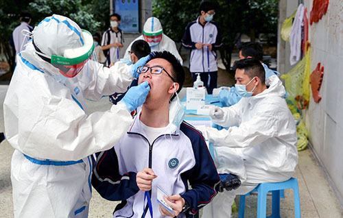 33-2 湖北省武昌实验中学组织该校584名高三学生进行核酸和血清抗体检测，迎接即将到来的复学复课。