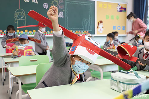 35-2 浙江某小学提出“头戴一米帽、保持一米距”的倡议，要求小朋友们争取戴一天帽子不坏，不能碰到别人。
