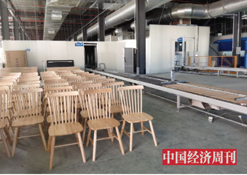 p93-3 团团圆生产线上的实木椅 《中国经济周刊》记者李永华摄