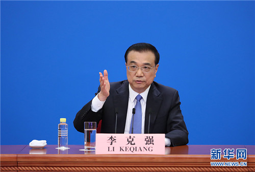 5月28日，国务院总理李克强在北京人民大会堂出席记者会并回答中外记者提问。 新华社记者 丁海涛 摄5