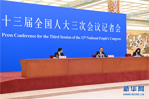 5月28日，国务院总理李克强在北京人民大会堂出席记者会并回答中外记者提问。 新华社记者 陈晔华 摄6