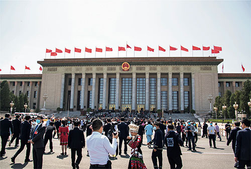 p36 2020 年5 月22—28 日，第十三届全国人民代表大会第三次会议在北京隆重召开。图为参会人员步入人民大会堂。