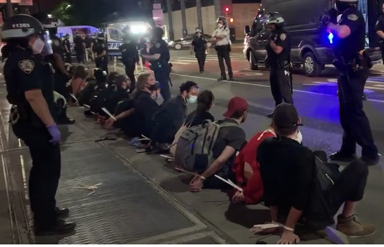 在游行中被逮捕的一些年轻人，坐在路边依然喊着“Black Lives Matter”口号（采访对象供图）