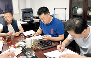 101 钱海军副总队长（左二）带队研讨案情图片来源：上海市公安局刑事侦查总队供图