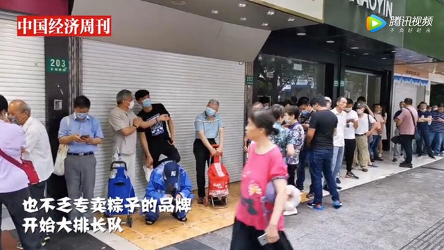 上海街头，买大肉粽的人一大清早就排起长长长长的队伍……