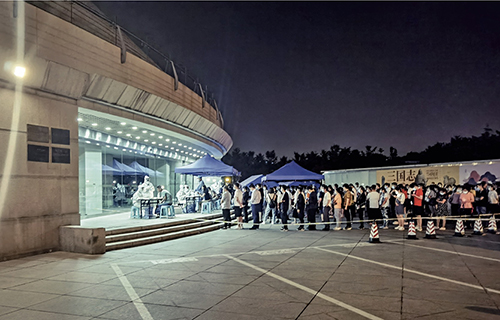 46-1 6 月16 日晚11 点，北京市海淀区一处核酸检测点，市民排队参加核酸检测。