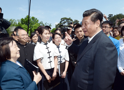 2014年5月4日，习近平在北京大学考察。这是习近平在校园观看北大师生纪念五四运动95周年青春诗会时同朗诵者亲切交谈。