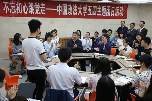 2017年5月3日，习近平来到中国政法大学考察。这是习近平在学生活动中心参加民商经济法学院本科二年级2班团支部开展的“不忘初心跟党走”主题团日活动。