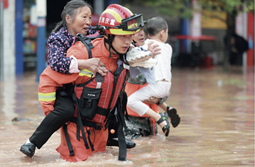 44-3 6月28日，重庆，受暴雨影响，涪陵区龙潭镇龙潭河水位急剧上涨，沿线及场镇大面积被淹，消防救援人员疏散被困群众。