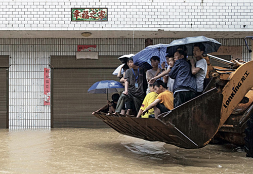 45-2 7月8日，受持续强降雨影响，江西省都昌县大港镇山区山洪爆发，500余名学生被困校园，被铲车转移的被困学生们