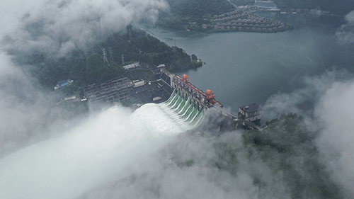 45-1 7月8日，杭州新安江水库水位达108.37米，并且持续上涨。浙江省水利厅开启9孔泄洪闸泄洪。