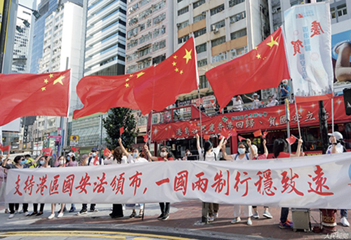 46 支持国安法的市民与“港岛各界庆香港回归、贺国安立法”巡游巴士在铜锣湾街头相遇。