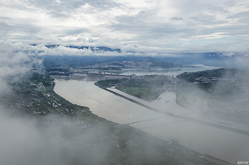19 2020年6月28日，湖北宜昌，雨后的长江三峡枢纽工程。