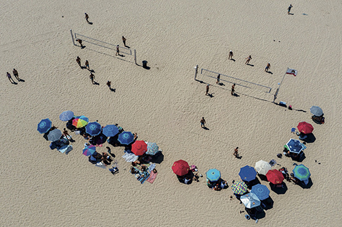 46-2 当地时间2020年7月12日，美国加州，天气炎热，民众在赫莫萨海滩休闲娱乐。