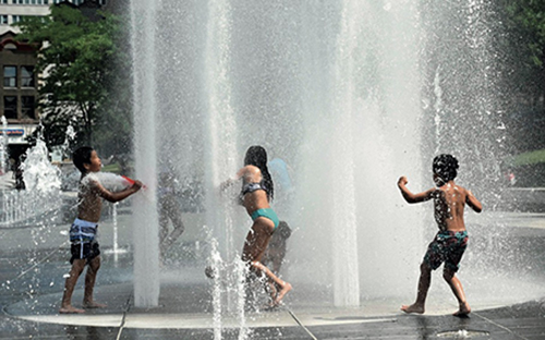 47-2 当地时间2020年6月21日，加拿大蒙特利尔天气炎热，民众在喷泉附近戏水纳凉。