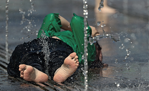 47-1当地时间2020年7月11日，俄罗斯莫斯科迎来高温天气。一名女子躺在喷泉池里降温。