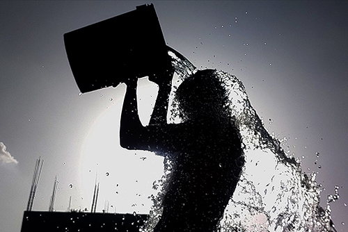 45 当地时间2020年5月27日，印度拉贾斯坦邦阿杰梅尔，当地天气炎热，一名男子在洗澡解暑。