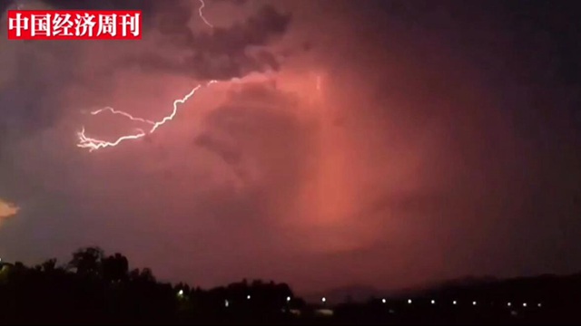  北京上空驚現(xiàn)雷暴云，云中電閃雷鳴撕裂天空