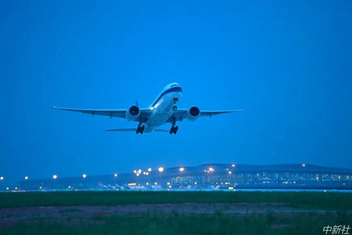 重庆江北国际机场，一架出港航班在山城夜景中作别重庆。
