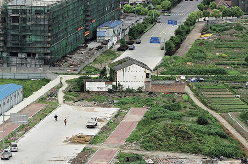 47-2 2012年4月27日，浙江省台州市一条原本横贯东西、连接台州大道和白云山南路的体育场路，被