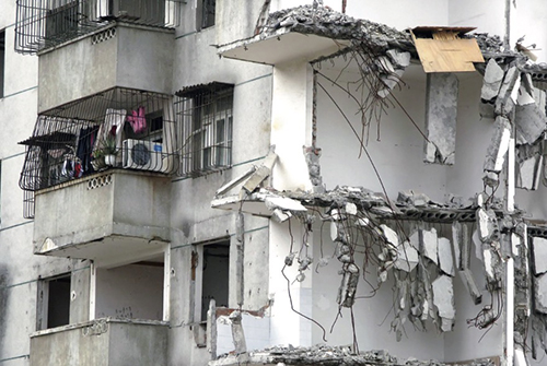 46-2 2008年2月25日，广西南宁市江南路一“钉子户”所在的楼房已经部分被拆，但是，这户人家依