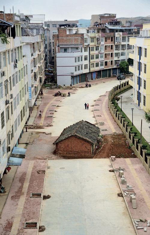 46-1 2015年4月10日，南宁仙葫经济开发区雅宁街正在硬化的街道现一座“钉子房”，这座“屋坚强