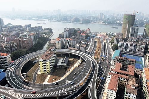 47-1 2015年1月18日，广州洲头咀隧道正式通车，一栋楼房被洪德立交圈在其中，形成“圈中楼”。