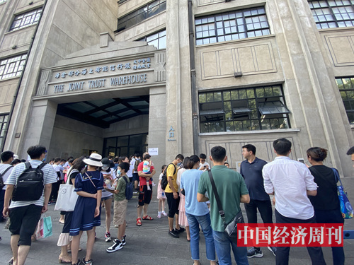 当日下午3点，上海四行仓库抗战纪念馆入口处已贴出“今日已预约满”。（宋杰摄）