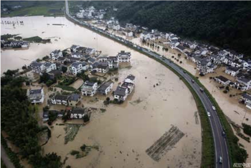 7 月6 日，安徽省黄山市黄山区三口镇白果树村被洪水包围。