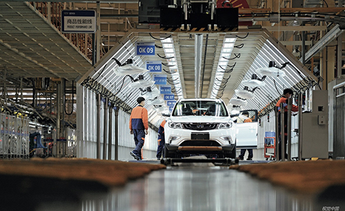 86 浙江宁波，吉利汽车商品性能生产线上，工人正在作业