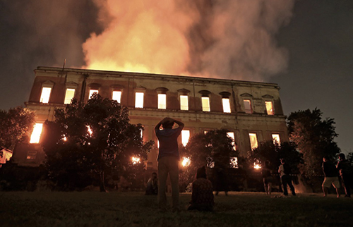 53-2 巴西国家博物馆 2018年9月，拉丁美洲最大的自然历史博物馆之一的巴西国家博物馆遭大火侵袭