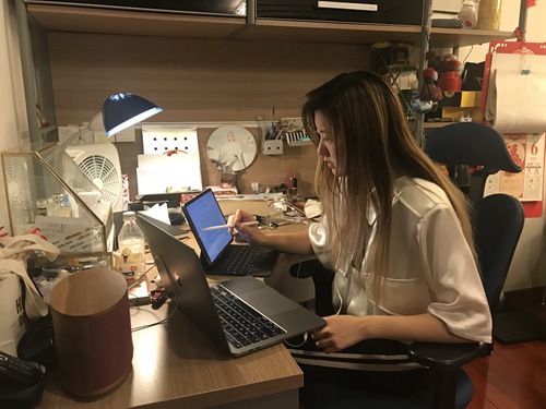 9月3日凌晨3点，已被美国名校康奈尔大学录取的大一新生刘茗嘉正在上海的家中上网课。（受访者提供）