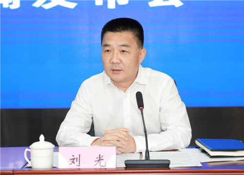 2.安徽省商务厅副厅长刘光回答记者提问。
