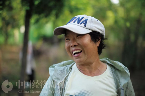 种植专业合作社里工作的小穿芳峪村村民姚凤兰，每月可以拿到三千元左右的劳动收入。