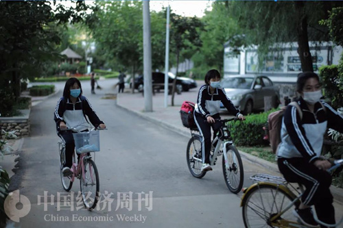 住在村里的孩子，骑自行车15分钟左右可以到达镇上的中学。