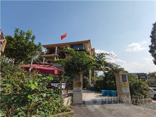 王建录开设的民宿“之江小筑”在节日期间升起了五星红旗。《中国经济周刊》记者 陈一良 摄。