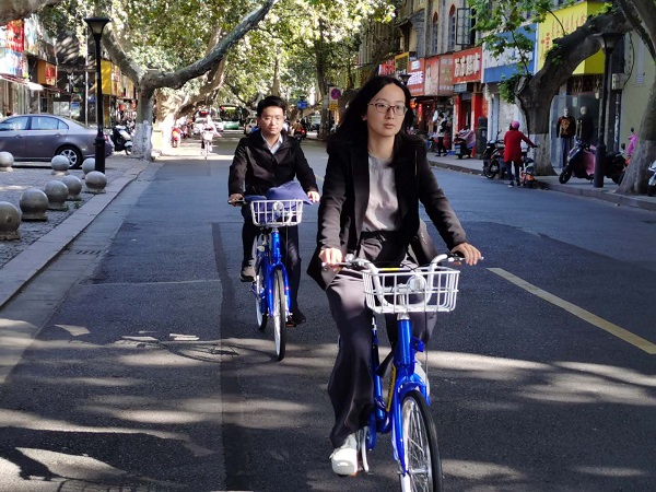 2、市民体验新型公共自行车