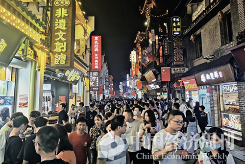 34-1 深夜的长沙太平老街上仍然挤满了前来观光的游客 《中国经济周刊》记者 张燕I 摄